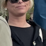 Veronica-vantar-pa-baten-till-Fjaderholmarna.PNG